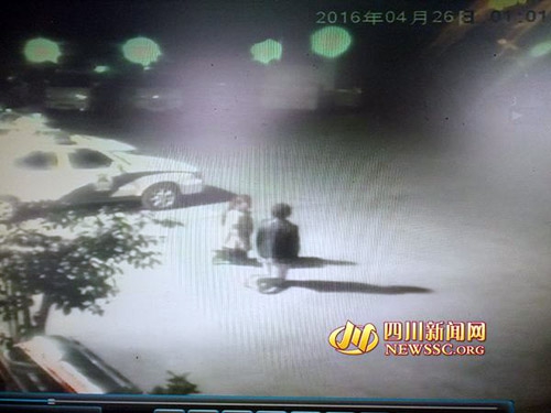泸州奇葩男女因债务纠纷 派出所下跪赌咒表清白(图1) 泸州奇葩男女因债务纠纷 派出所下跪赌咒表清白(图1)