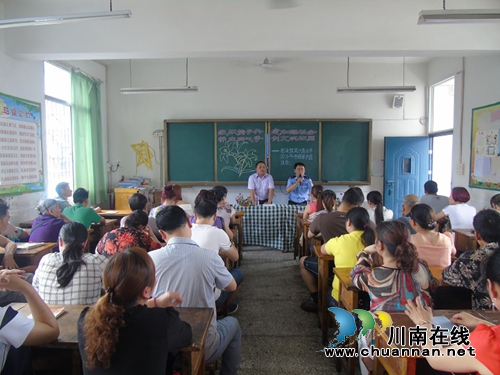 宜宾县交管大队：民警进校园为师生讲安全课(图2)