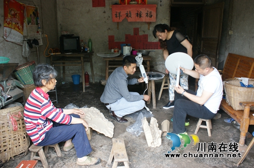 泸县群工局为老年人捐赠“爱心时间”(图2)