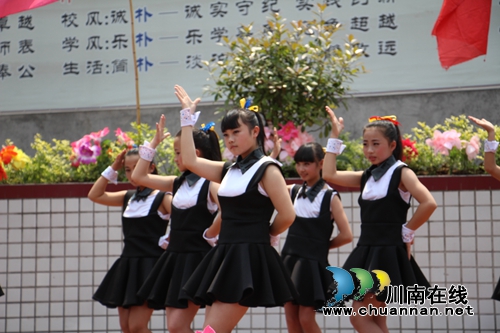 叙永:中学文艺汇演放飞学子青春梦想(图3) 叙永:中学文艺汇演放飞学子青春梦想(图3)