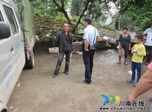 泸县男产生幻觉“遭追杀” 躲进民房当贼被逮(图2) 泸县男产生幻觉“遭追杀” 躲进民房当贼被逮(图2)