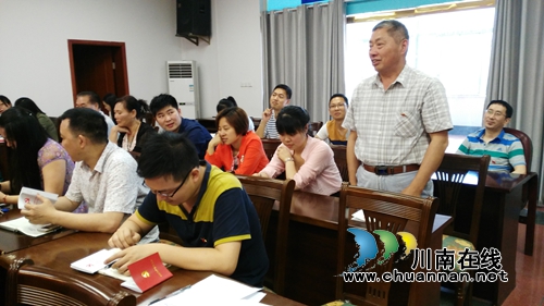 泸县财政局:“两个重温”坚定党员意志(图4) 泸县财政局:“两个重温”坚定党员意志(图4)