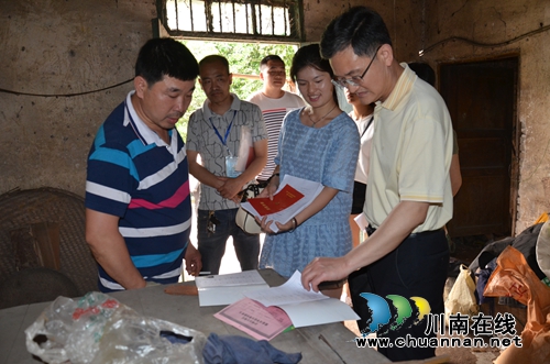 江阳区纪委督查华阳街道精准扶贫工作(图1)