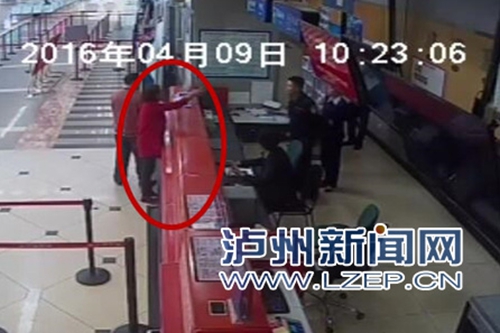 错过航班大闹泸州机场 泸州女无理撒泼遭行拘(图1) 错过航班大闹泸州机场 泸州女无理撒泼遭行拘(图1)