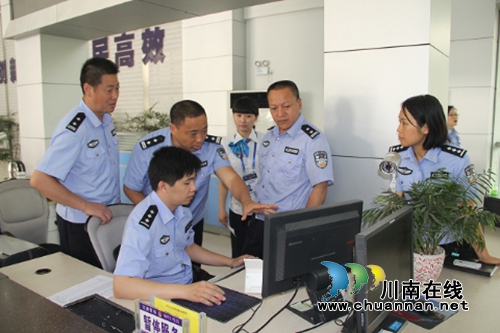 泸县警方走进服务窗口督查社会评价化工作(图1)