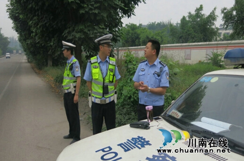 泸县交警督导牛滩基层事故预防工作(图1)