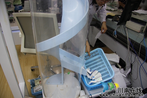 配药只需10秒!川南首家“智能药房”落户泸州(图6) 配药只需10秒!川南首家“智能药房”落户泸州(图6)