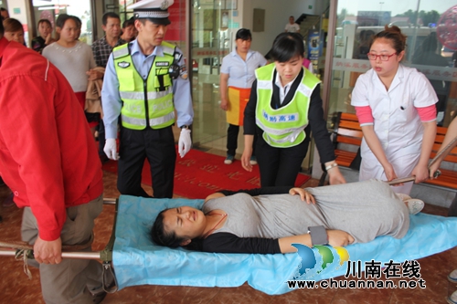 泸州:孕妇遇车祸受惊 高速交警警车开道送医(图1) 泸州:孕妇遇车祸受惊 高速交警警车开道送医(图1)