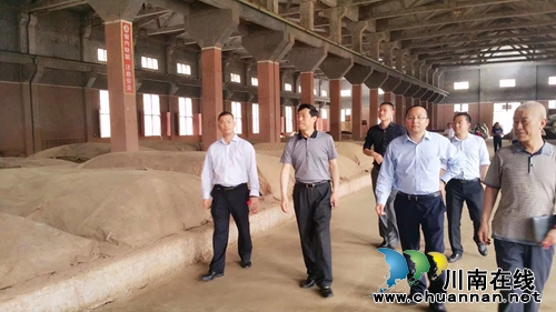 酒仙网董事长郝鸿峰访仙潭 合力打造电商新品(图1) 酒仙网董事长郝鸿峰访仙潭 合力打造电商新品(图1)