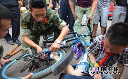 自行车“咬”倒男童 泸县应急队员紧急施救(图2) 自行车“咬”倒男童 泸县应急队员紧急施救(图2)