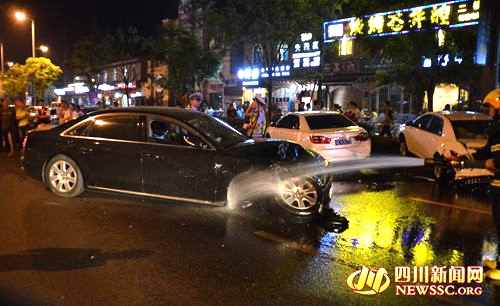泸州:5车深夜连环撞 疑是两豪车飙车惹的祸(图1) 泸州:5车深夜连环撞 疑是两豪车飙车惹的祸(图1)