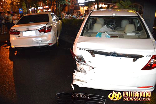 泸州:5车深夜连环撞 疑是两豪车飙车惹的祸(图2) 泸州:5车深夜连环撞 疑是两豪车飙车惹的祸(图2)