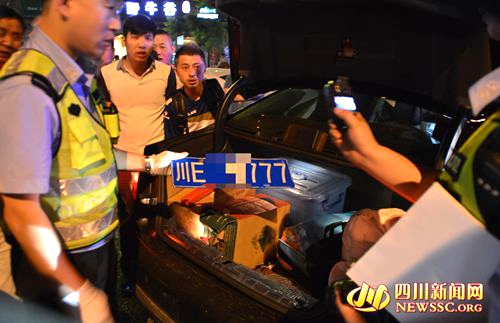 泸州:5车深夜连环撞 疑是两豪车飙车惹的祸(图3) 泸州:5车深夜连环撞 疑是两豪车飙车惹的祸(图3)
