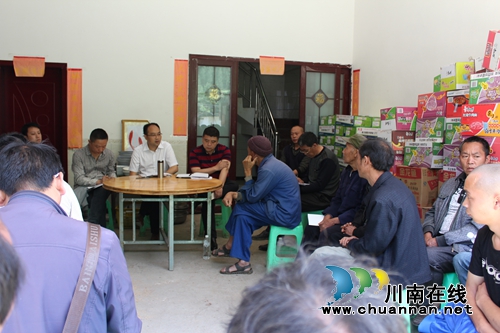 叙永县政法委书记张伟带队调研海水村精准脱贫(图1) 叙永县政法委书记张伟带队调研海水村精准脱贫(图1)