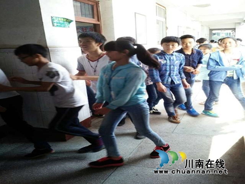 合江白米中学举行防震、防火、防恐演练(图1)