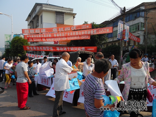 泸县牛滩镇开展《知识产权法》宣传活动(图1)