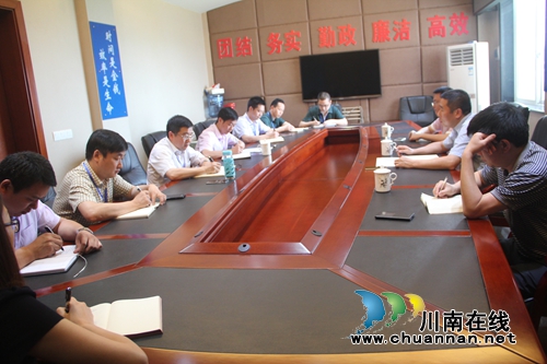泸县县长薛学深到喻寺镇调研“双过半”工作(图1) 泸县县长薛学深到喻寺镇调研“双过半”工作(图1)