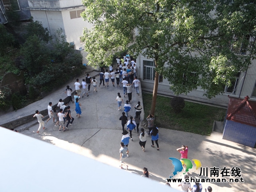 叙永马岭中学举行地震逃生应急疏散演练(图2)