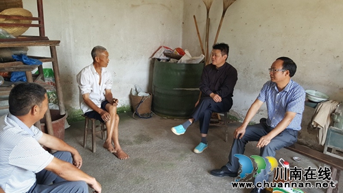 泸县卫计局副局长张明均慰问特扶家庭(图1)
