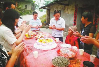 宜宾孤老迎来110岁生日&nbsp;长寿秘诀在于“亲友团”(图3)