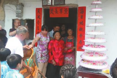 宜宾孤老迎来110岁生日&nbsp;长寿秘诀在于“亲友团”(图2)