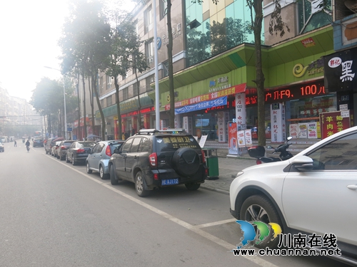 泸县交警:重拳整治城区车辆乱停乱放(图1) 泸县交警:重拳整治城区车辆乱停乱放(图1)