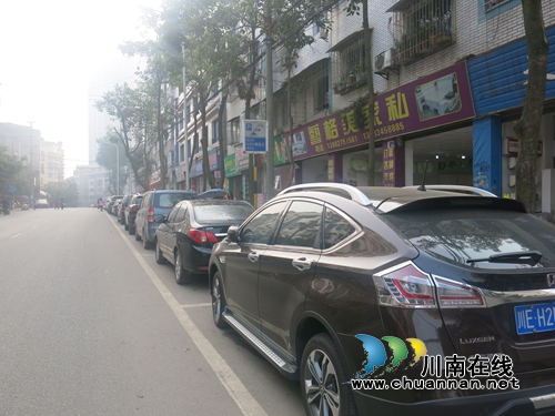 泸县交警:重拳整治城区车辆乱停乱放(图2) 泸县交警:重拳整治城区车辆乱停乱放(图2)
