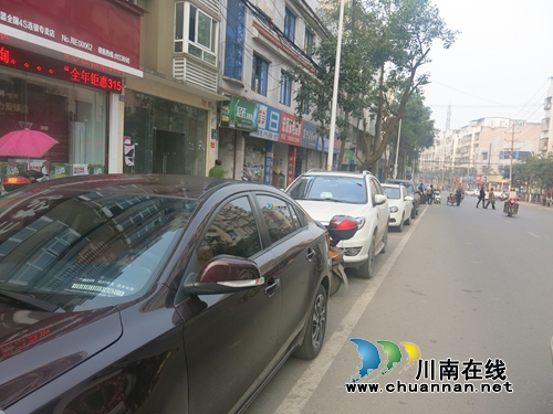 泸县交警:重拳整治城区车辆乱停乱放(图3) 泸县交警:重拳整治城区车辆乱停乱放(图3)