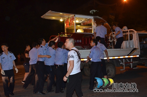 泸州:“夜查队”联手行动 整治违规占道摊点(图2) 泸州:“夜查队”联手行动 整治违规占道摊点(图2)