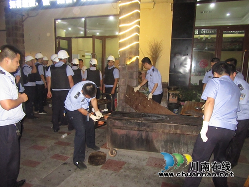 泸州:“夜查队”联手行动 整治违规占道摊点(图1) 泸州:“夜查队”联手行动 整治违规占道摊点(图1)