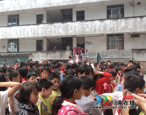 合江自怀关口实验学校举行防灾减灾应急演练(图2)