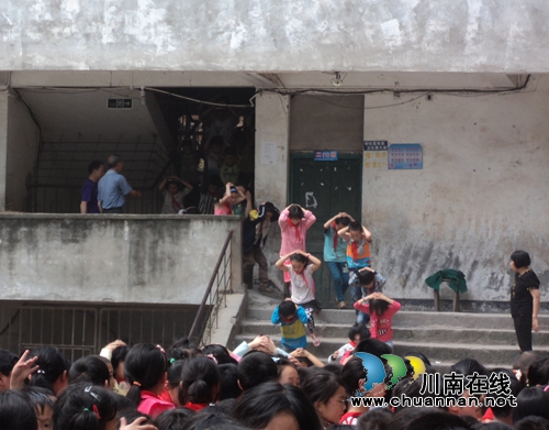 合江自怀关口实验学校举行防灾减灾应急演练(图3)