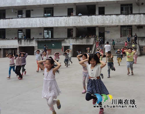 合江自怀关口实验学校举行防灾减灾应急演练(图1)