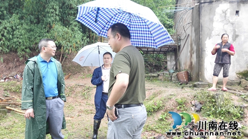 泸县海潮镇党委书记万绪友带队巡查地灾情况(图1) 泸县海潮镇党委书记万绪友带队巡查地灾情况(图1)