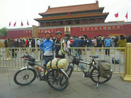 60岁的纪念&nbsp;泸州大爷骑行6000多公里到漠河(图1)