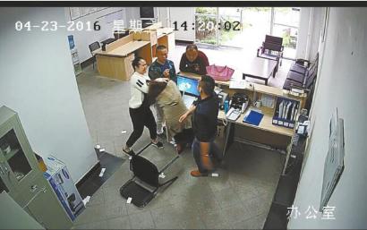 泸州合江：拉窗户起纠纷&nbsp;孕妇“动武”致流产(图1)