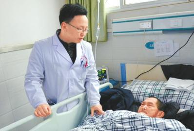 宜宾“铁人”医生 紧急献血搭救七旬老人(图1) 宜宾“铁人”医生 紧急献血搭救七旬老人(图1)