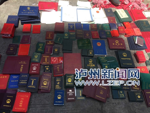 泸州捣毁假证黑窝点 “产品仓库”惊呆警察(图2) 泸州捣毁假证黑窝点 “产品仓库”惊呆警察(图2)