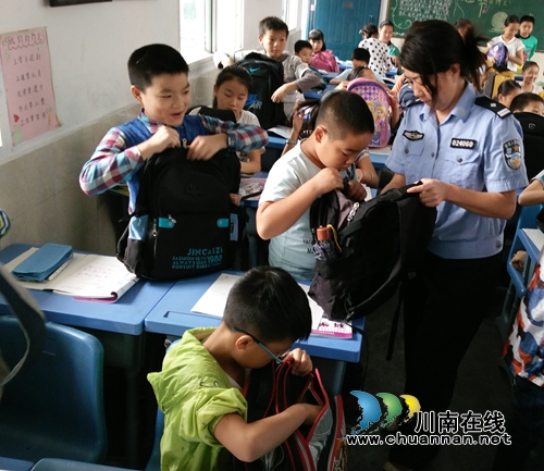 蓝田：警方进校园查管制刀具&nbsp;净化校园环境(图1)