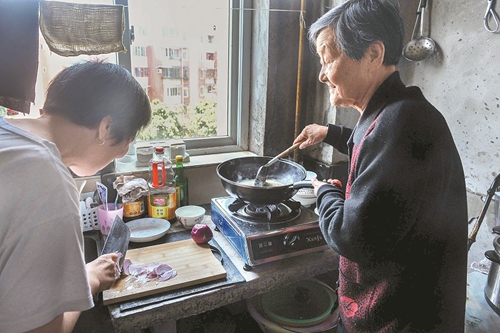 内江：86岁婆婆照顾65岁瘫痪儿媳24年(图3)