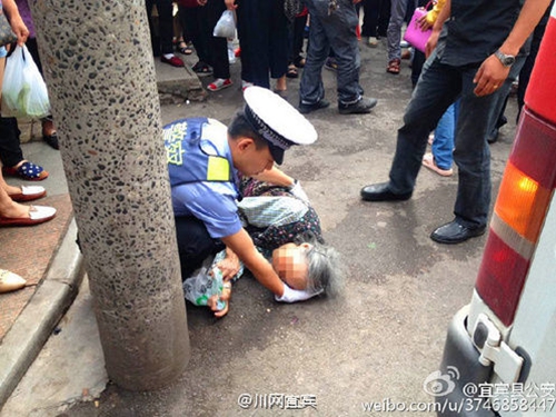 宜宾老人摔倒头破血流 协警用手当枕助其脱险(图1) 宜宾老人摔倒头破血流 协警用手当枕助其脱险(图1)