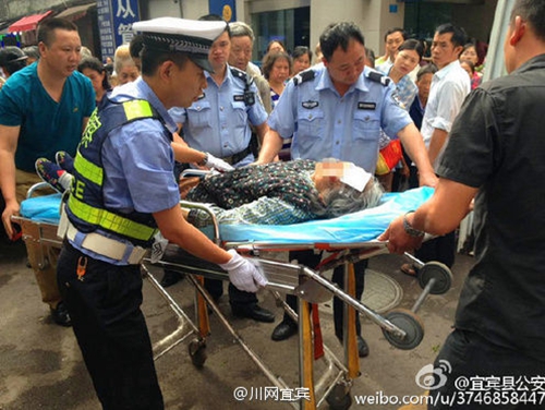 宜宾老人摔倒头破血流 协警用手当枕助其脱险(图2) 宜宾老人摔倒头破血流 协警用手当枕助其脱险(图2)
