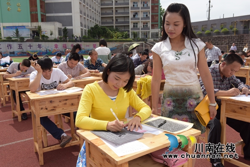 打造墨香校园 叙永百名师生现场赛书法(图5) 打造墨香校园 叙永百名师生现场赛书法(图5)