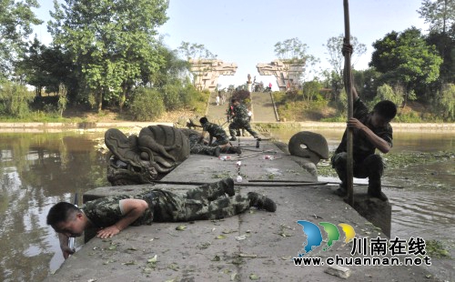 龙脑桥险遭“不测”&nbsp;泸县应急大队急伸援手(图2)