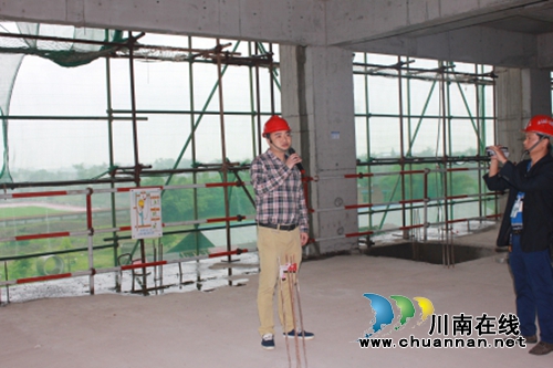 泸县建工局召开“建筑施工安全文明标准化建设”观摩会(图2) 泸县建工局召开“建筑施工安全文明标准化建设”观摩会(图2)