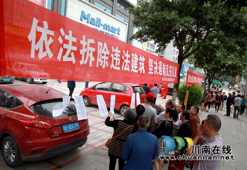 泸州龙马潭：“有奖问答”推动治违宣传(图2)