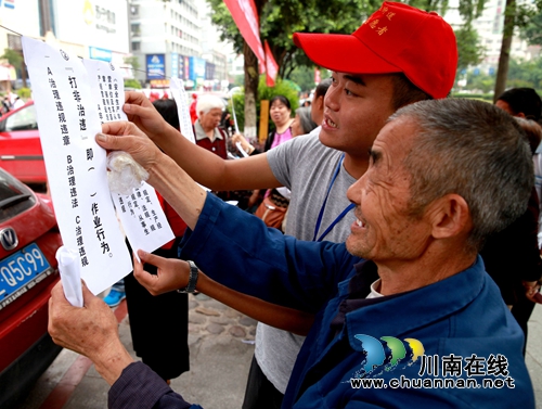 泸州龙马潭：“有奖问答”推动治违宣传(图1)