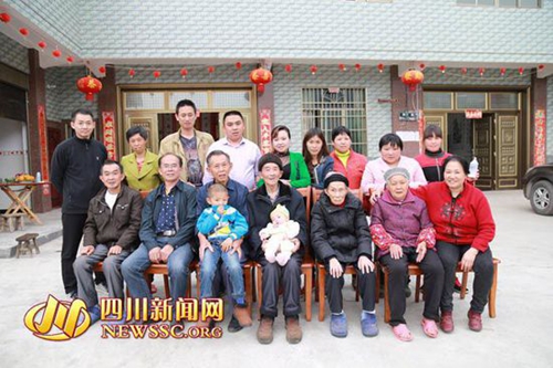 宜宾“最美家庭”树美德:五世同堂6人参军(图2) 宜宾“最美家庭”树美德:五世同堂6人参军(图2)