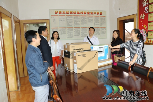 泸县国土局精准扶贫持续给力&nbsp;办公设备送村上(图1)