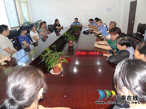 宜宾县交管大队召开临时占道停车点交通管理人员培训会(图1)